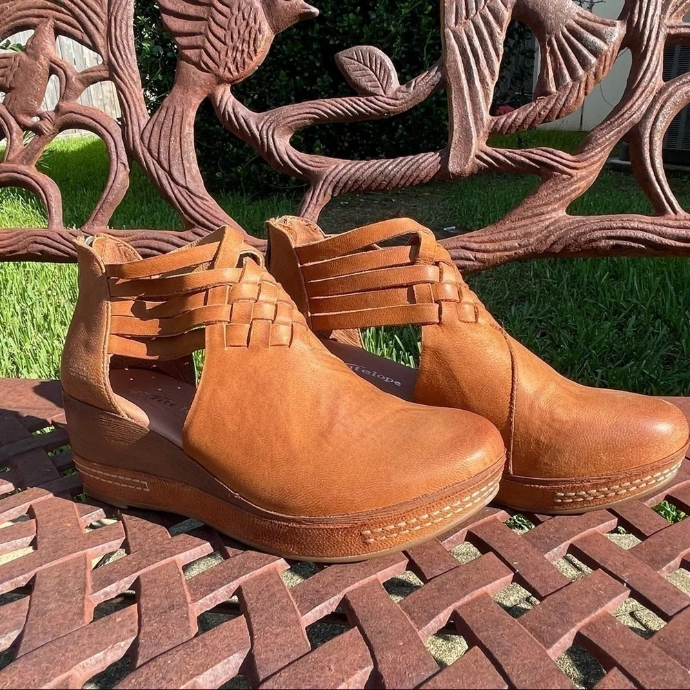 NWT Antelope N03 tamra woven leather wedge round toe closed toe pump